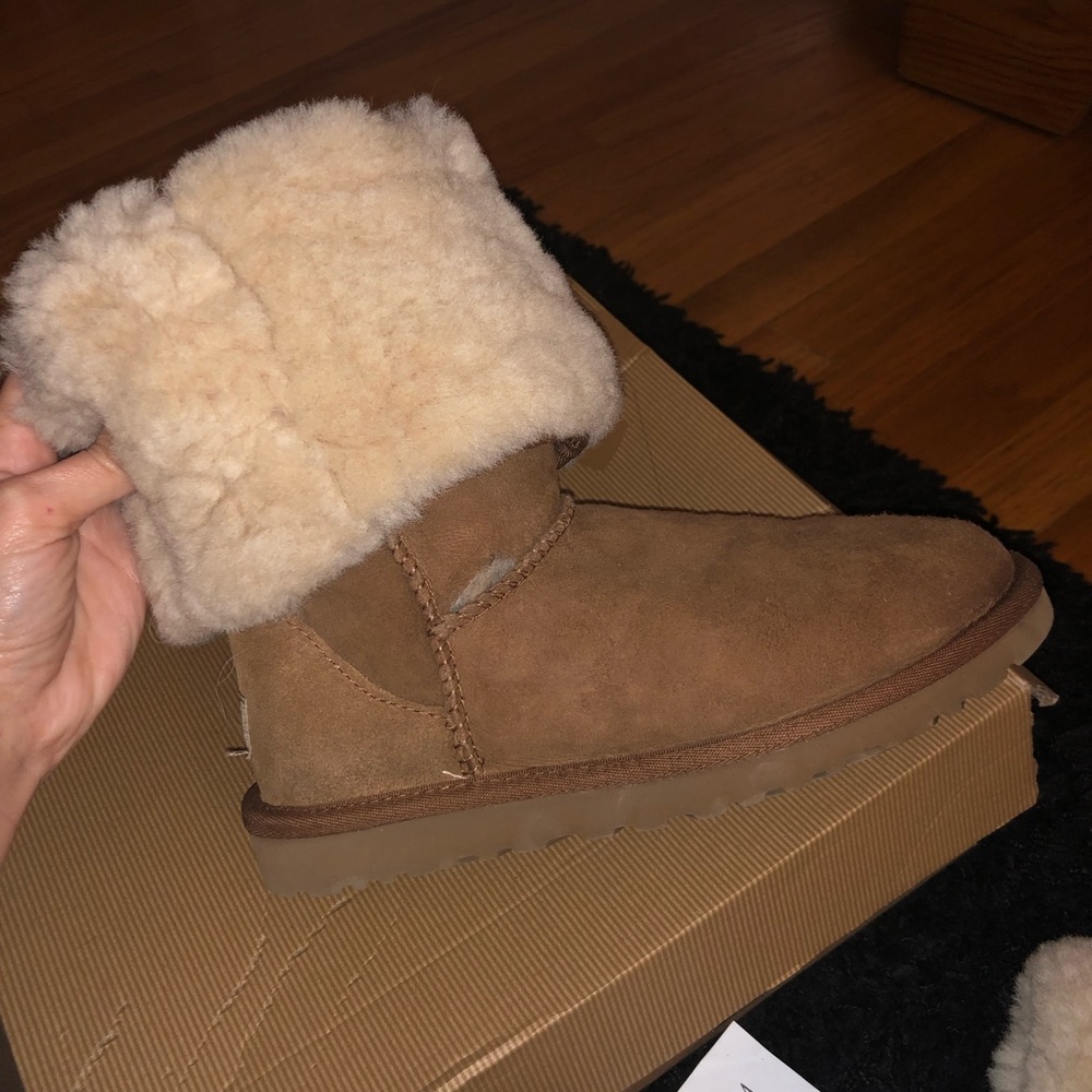 UGGS *damaged* - Picture 5 of 8
